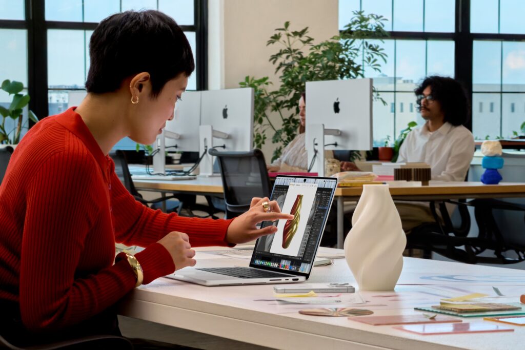 Apple presenta su primer MacBook Pro con pantalla táctil: este es su precio y fecha de llegada a Chile
