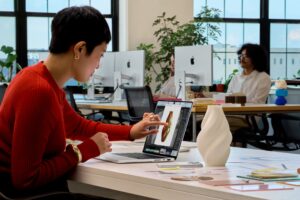 Apple presenta su primer MacBook Pro con pantalla táctil: este es su precio y fecha de llegada a Chile