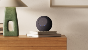 Amazon le pone una cámara al Echo Studio: Alexa podrá ver lo que tienes delante
